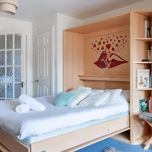 Tony Asga - Tony's Heart Of Centre Sleeps 2 Edinburgh